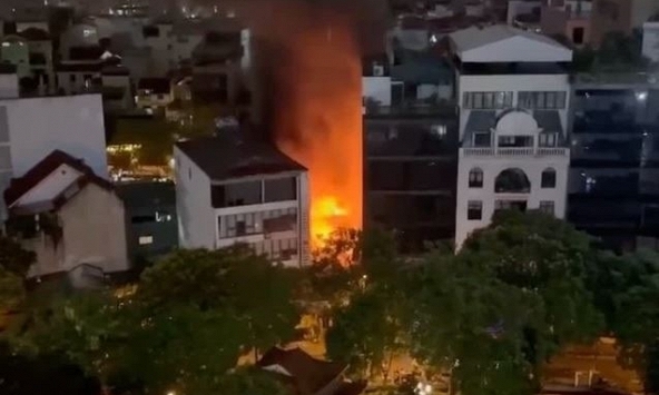 Cháy lớn lúc nửa đêm tại quán ăn ở Cầu Giấy, Hà Nội