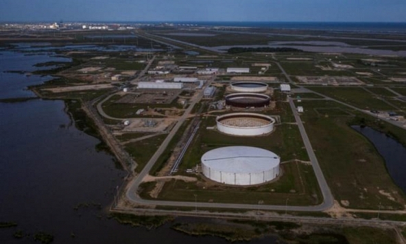 Giá dầu trượt dốc dù OPEC+ gia hạn cắt giảm sản lượng