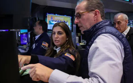 Chứng khoán Mỹ giảm nhẹ sau báo cáo việc làm mạnh hơn dự báo