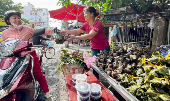 Nhộn nhịp mua sắm dịp Tết Đoan Ngọ