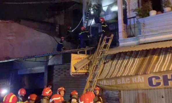 Cảnh sát bắc thang cứu 5 người trong căn nhà 2 tầng bị cháy ở TP.HCM