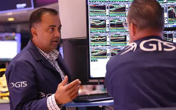 S&P 500, Nasdaq đạt mức cao kỷ lục sau quyết định lãi suất của Fed