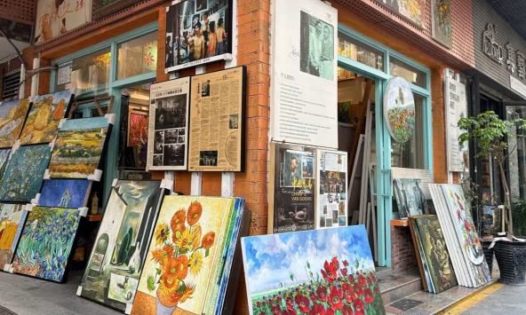 Cú 'quay xe' tại làng chép tranh nổi tiếng ở Trung Quốc