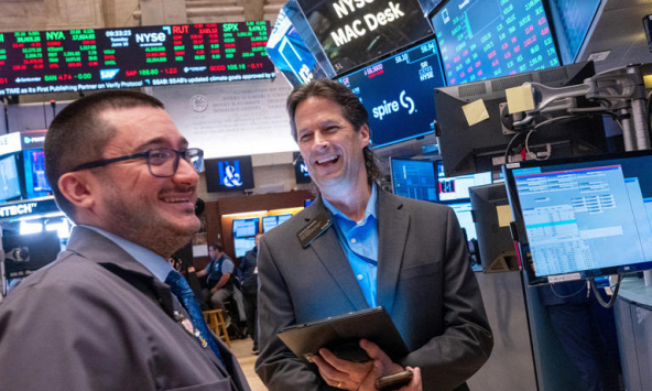 S&P 500 tiếp tục lập kỷ lục mới