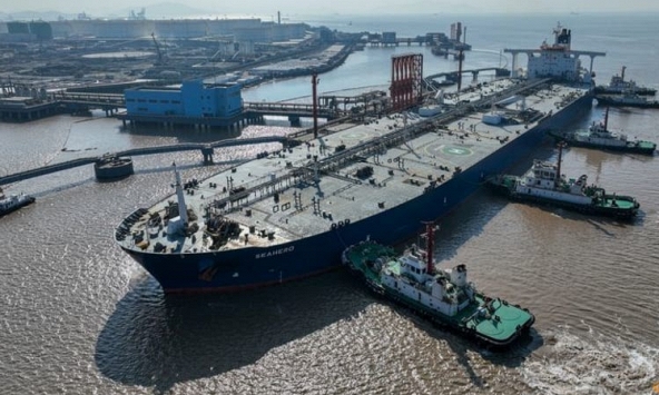 Giá dầu giảm nhẹ sau khi đạt đỉnh 7 tuần