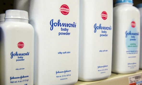 Johnson & Johnson lại đối mặt vụ kiện tập thể mới liên quan đến phấn rôm