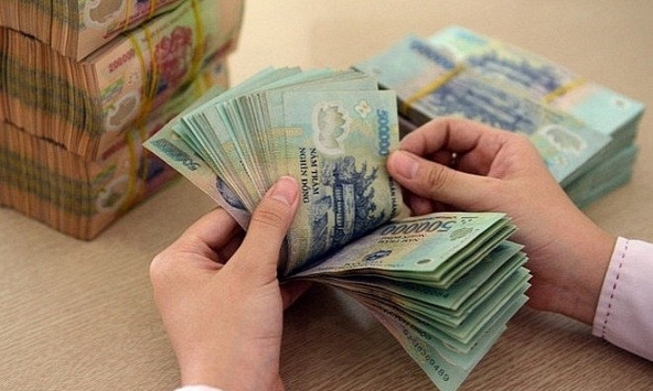 Ngân hàng tăng lãi suất huy động, người dân đổ mạnh vào tiết kiệm