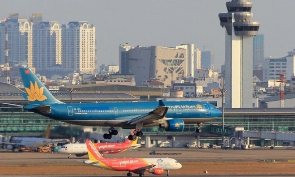 Tạm đình chỉ các kiểm soát viên không lưu liên quan vụ 2 máy bay suýt va chạm