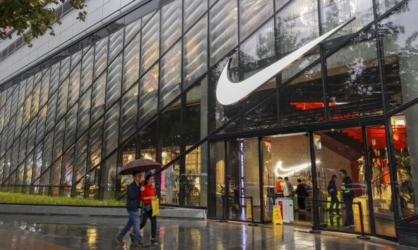 Nike chìm trong rắc rối: Cả năm doanh số chỉ tăng 1%, bị các thương hiệu non trẻ vượt mặt