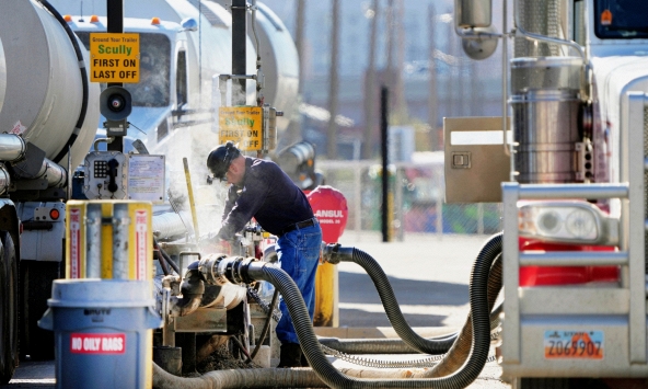 Giá dầu thô thế giới tăng hơn 2%