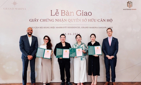 Masterise Homes bàn giao sổ hồng các căn hộ Hàng hiệu Marriott đầu tiên tại Việt Nam