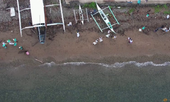 Philippines: Một thị trấn đổi rác lấy gạo để làm sạch bãi biển
