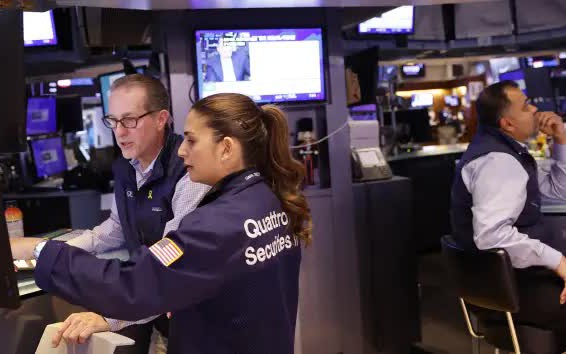 S&P 500 và Nasdaq Composite tiếp tục lập kỷ lục