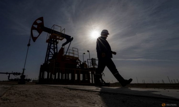 Giá dầu ít thay đổi, lo ngại về thiệt hại do bão giảm bớt