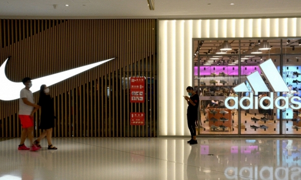 Adidas hái ra tiền khi Nike ngày một chìm sâu trong bế tắc