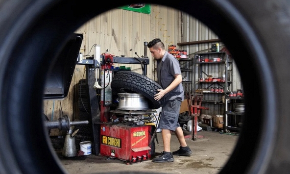 Người trẻ 'chê việc', Malaysia thiếu thợ thay lốp