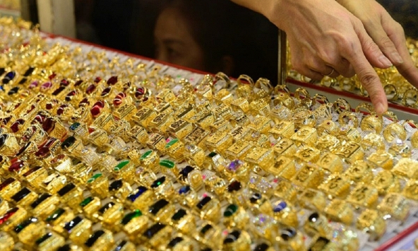 Giá vàng hôm nay 12/7: Tăng vượt 2.400 USD/ounce