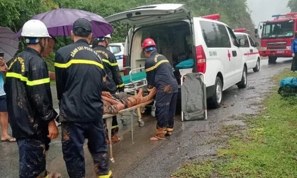 Sạt lở vùi lấp xe khách ở Hà Giang, ít nhất 5 người tử vong