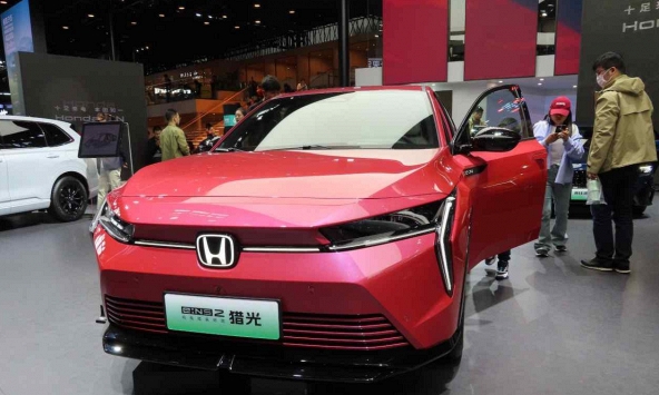 Honda cắt giảm 30% công suất sản xuất xe chạy bằng xăng tại Trung Quốc