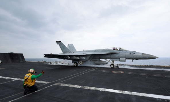 Mỹ gửi thêm tàu chiến, máy bay chiến đấu tới Trung Đông để tăng cường phòng thủ