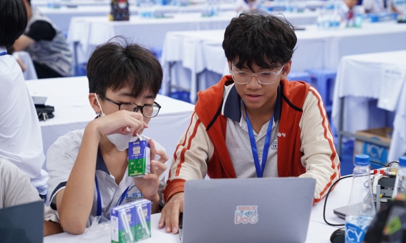 Các thí sinh Robotacon WRO 2024 cùng Vinamilk trở thành 'Đồng minh Trái đất'