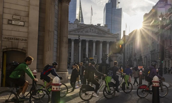 Ngân hàng Anh tạm dừng cắt giảm lãi suất, nhấn mạnh 'cách tiếp cận dần dần' 