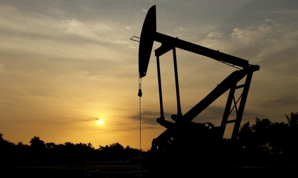 Giá dầu tăng 3% sau khi Iran phóng tên lửa vào Israel 