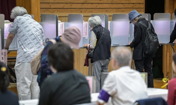 Chứng khoán Nhật Bản tăng, đồng Yên giảm do bất ổn chính trị cản trở kế hoạch của BOJ 