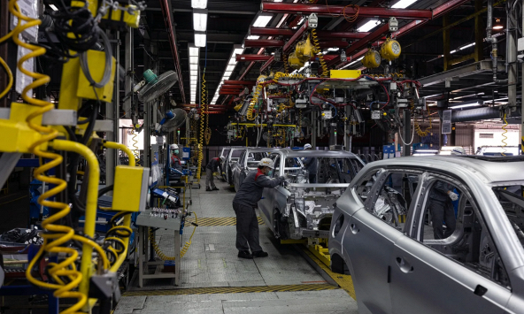 Căng thẳng địa chính trị phủ bóng đen lên ngành công nghiệp xe điện