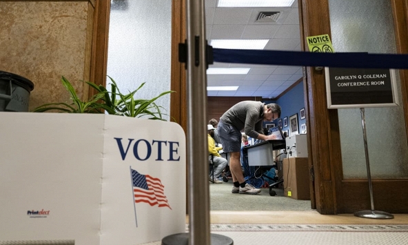 Đồng USD suy yếu do cuộc đua sít sao chưa từng có giữa Trump - Harris