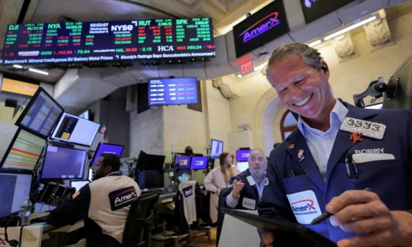 S&P 500, Nasdaq lập kỷ lục mới sau khi Fed hạ lãi suất