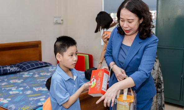 Vinamilk trao tặng 500.000 hộp sữa cho trẻ em nhân kỷ niệm 50 năm thành lập