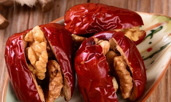 Phụ nữ khi đến tuổi mãn kinh nên thường xuyên ăn 3 món ăn nhẹ để tươi trẻ hơn