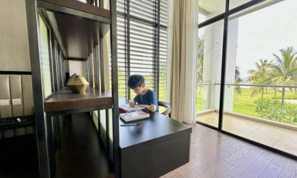 Đi chơi vẫn cho con 'lỉnh kỉnh' mang theo bài tập về nhà, nữ MC nổi tiếng giải thích lý do mà được khen 'bà mẹ kiểu mẫu'