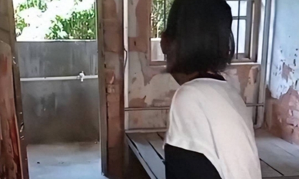 Đưa con trai đi nhập học, mẹ điếng người khi thấy căn phòng ký túc xá: Chưa thấy nơi nào tồi tệ đến vậy!