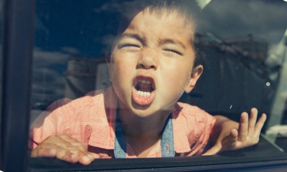 Cô gái nhường xích đu cho đứa trẻ chơi, câu chuyện sau đó khiến ai cũng lắc đầu: Gia đình không có giáo dục là điều đáng sợ nhất