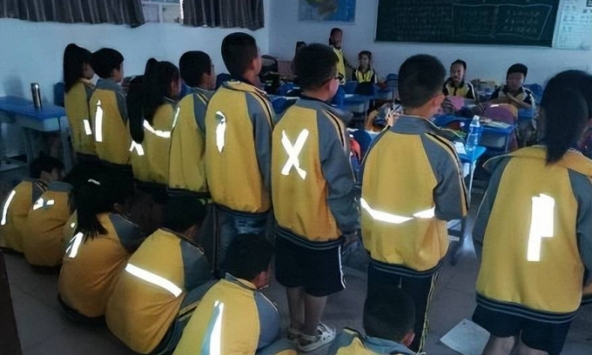 Góc độc lạ: Sợ học sinh yêu sớm, nhà trường tự thiết kế bộ đồng phục có 1-0-2, phụ huynh nhìn thấy gật gù khen