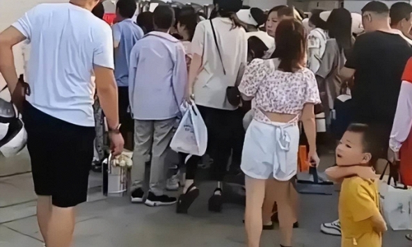 Chuyện thật như đùa: Phụ huynh xông vào trường học, phá hàng rào khi biết thứ đồ nhà trường cho con mình ăn