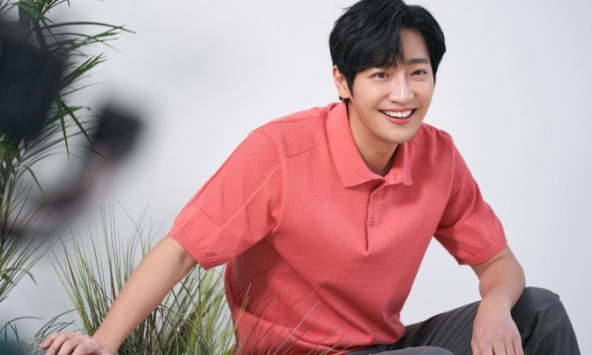 'Nam phụ được yêu thích nhất màn ảnh Hàn' Lee Sang Yeob thông báo kết hôn với bạn gái ngoài ngành 