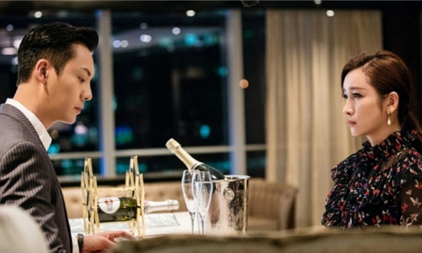 Chồng đưa điện thoại cho vợ tùy ý chuyển khoản, ai ngờ lộ chi tiết 'đen tối' khiến cô phải ra tay