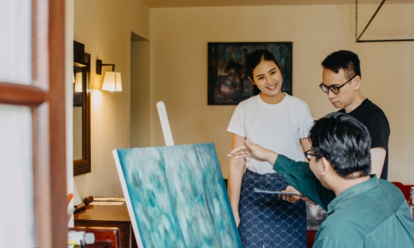 Hoa hậu Ngọc Hân đồng hành với các họa sĩ trẻ thông qua dự án xưởng sáng tác 