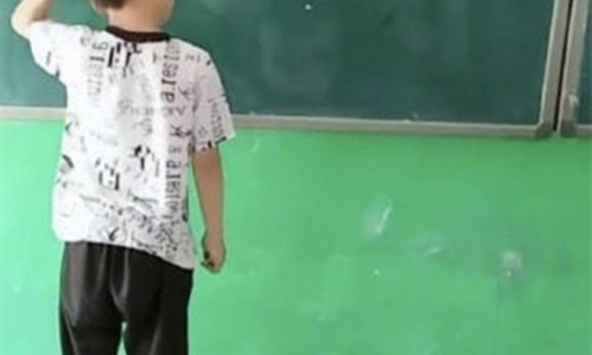 Làm thế nào để 5 + 5 + 5 bằng 550 mà chỉ cần thêm một nét gạch? Em học sinh có cách giải quá thông minh