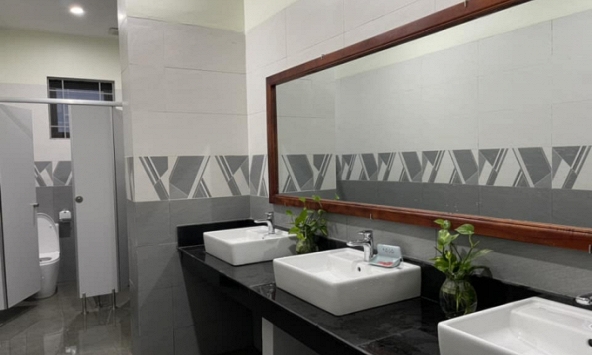 Một trường công lập ở tỉnh khiến nhiều phụ huynh thích thú vì xây mới rất 'xịn sò': Nhà WC nhìn đã thấy ưng!