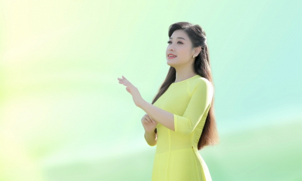 Sao Mai Bích Hồng tái xuất với MV mới về Hà Nội đẹp tựa phim điện ảnh