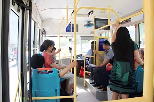 Cậu bé 14 tuổi bị bà bầu bắt đứng dậy nhường ghế, phản ứng của người mẹ bất ngờ được ngợi khen