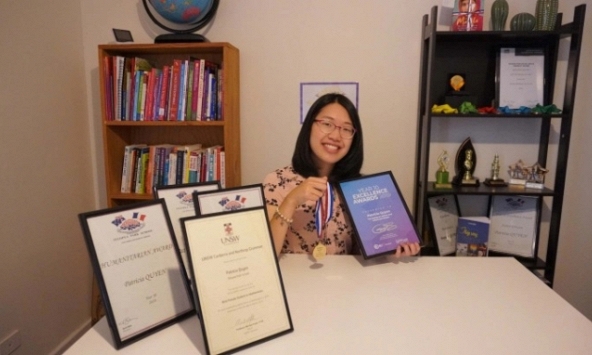 Lén nhìn qua cửa sổ lớp, mẹ phát hiện ra điểm yếu của con, giúp con từ học yếu trở thành thủ khoa 