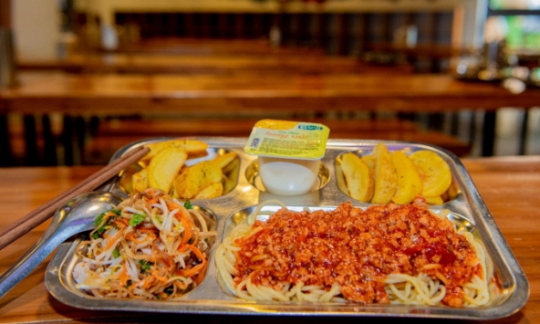 Một trường học ở Hà Nội 'gây bão' vì bữa ăn quá chất lượng, bảo sao phụ huynh xếp hàng trắng đêm giành suất cho con vào lớp 1