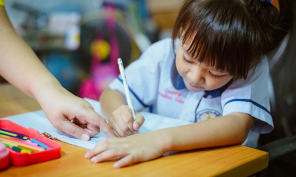 Đứa trẻ xinh đẹp và đứa trẻ không có ngoại hình thu hút, ai thông minh hơn? Đây là câu trả lời từ loạt nghiên cứu khoa học