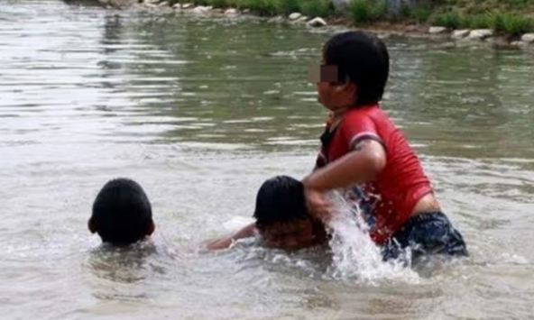 Hai đứa trẻ cùng rơi xuống nước, lựa chọn của ông bố thổi bùng tranh cãi về vấn đề đạo đức 