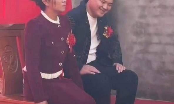 Bố vợ 29 tuổi 'giật spotlight' trong đám cưới, cư dân mạng sốc khi biết tuổi của con gái